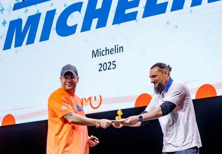Michelin representatives receiving the 2025 Top End User Award on stage at KubeCon + CloudNativeCon North America